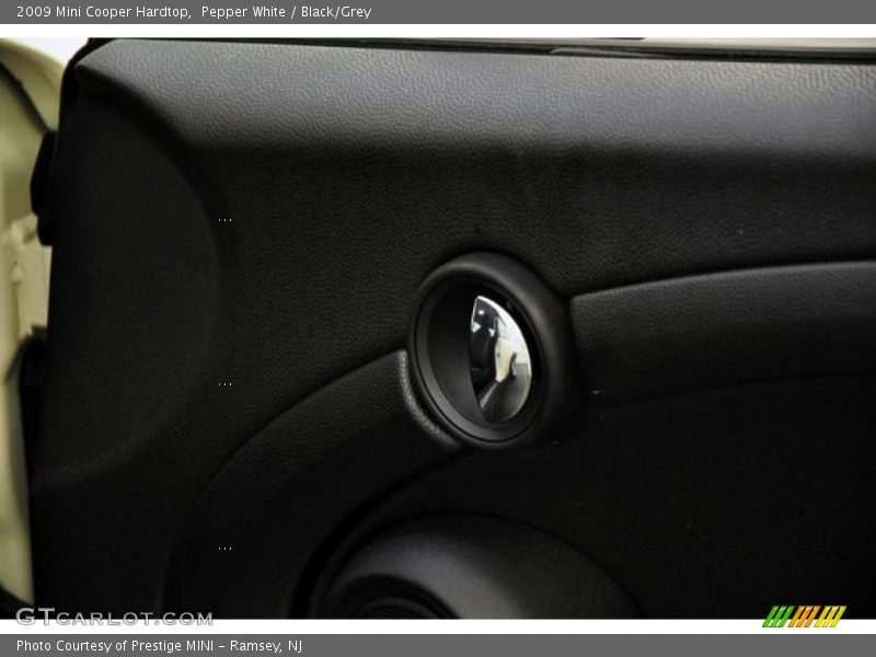 Pepper White / Black/Grey 2009 Mini Cooper Hardtop