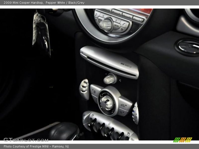 Pepper White / Black/Grey 2009 Mini Cooper Hardtop