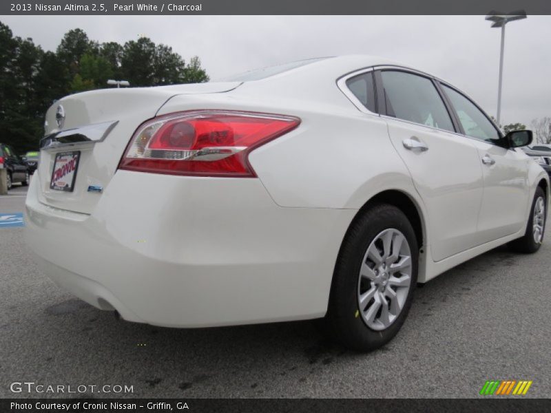 Pearl White / Charcoal 2013 Nissan Altima 2.5