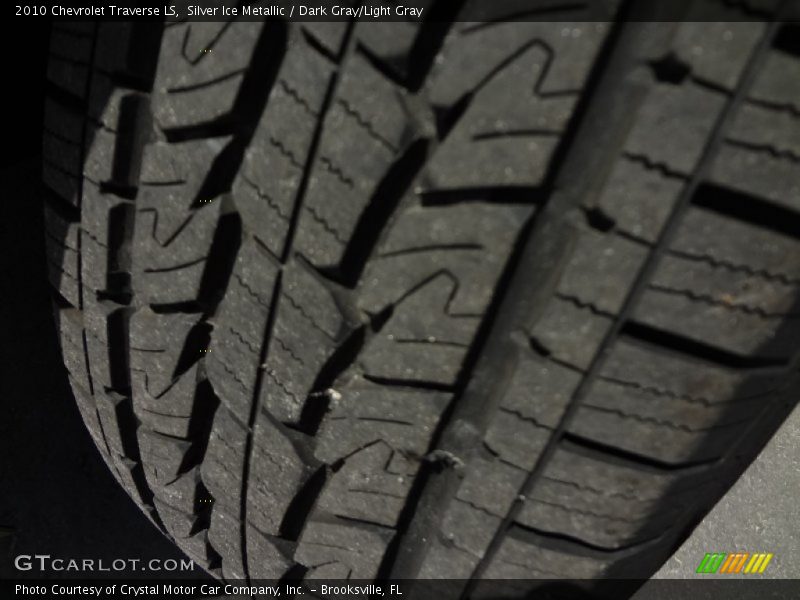 Silver Ice Metallic / Dark Gray/Light Gray 2010 Chevrolet Traverse LS