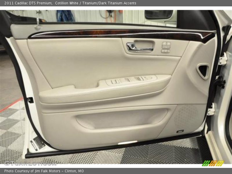 Cotillion White / Titanium/Dark Titanium Accents 2011 Cadillac DTS Premium