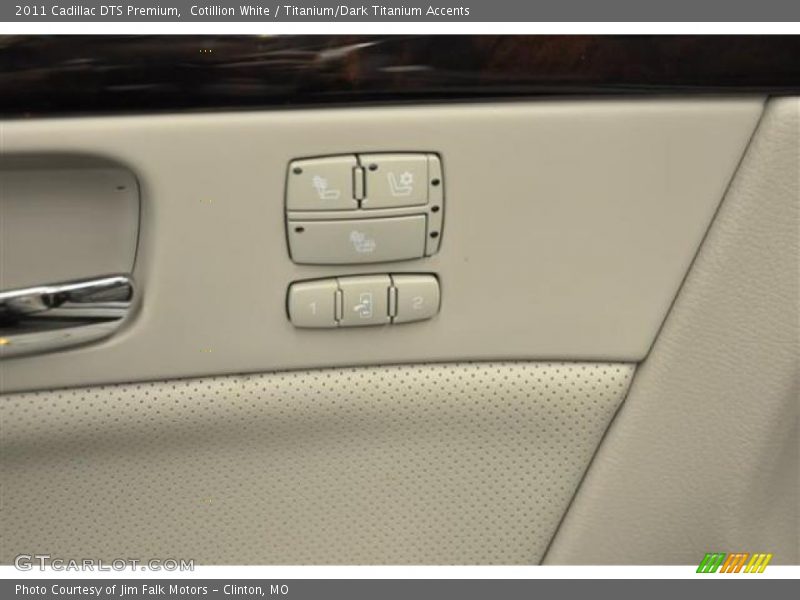 Cotillion White / Titanium/Dark Titanium Accents 2011 Cadillac DTS Premium