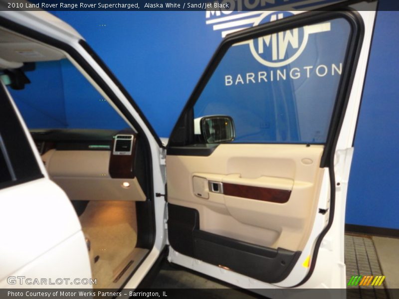 Alaska White / Sand/Jet Black 2010 Land Rover Range Rover Supercharged