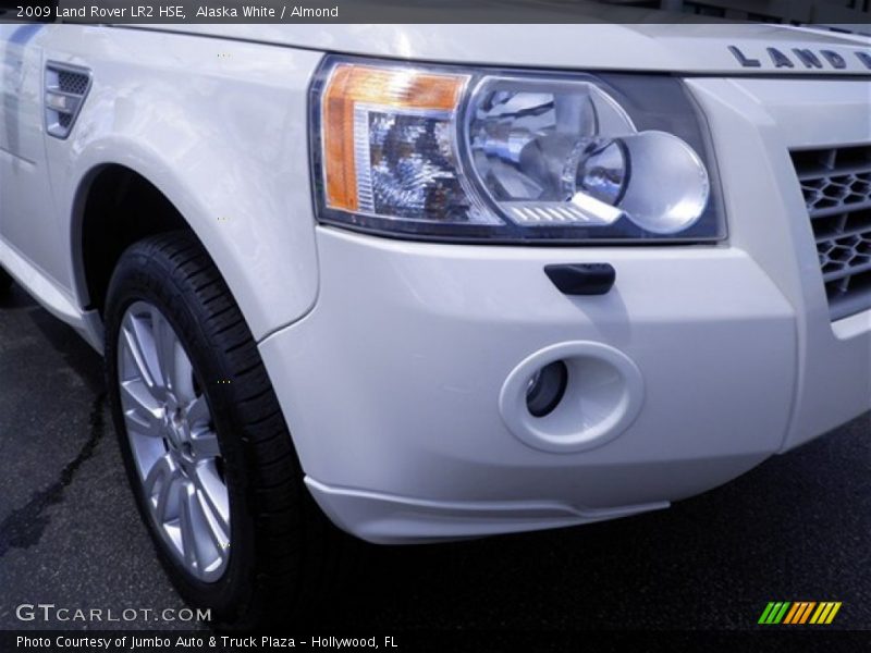 Alaska White / Almond 2009 Land Rover LR2 HSE