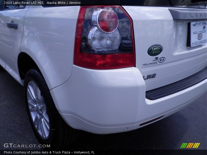 Alaska White / Almond 2009 Land Rover LR2 HSE