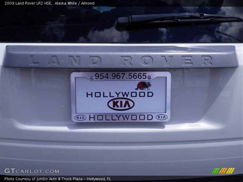 Alaska White / Almond 2009 Land Rover LR2 HSE