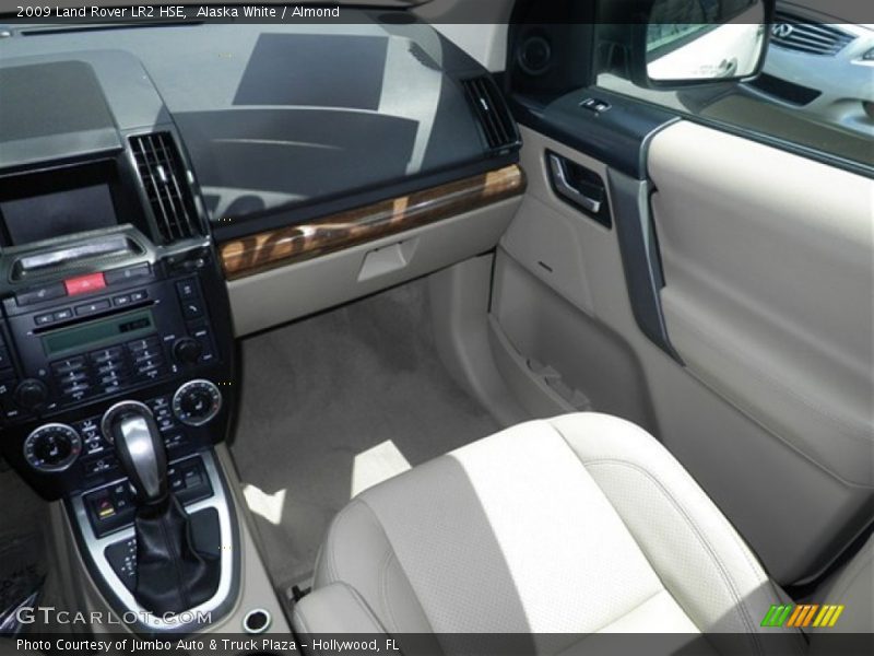 Alaska White / Almond 2009 Land Rover LR2 HSE
