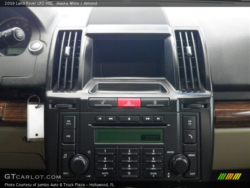 Alaska White / Almond 2009 Land Rover LR2 HSE
