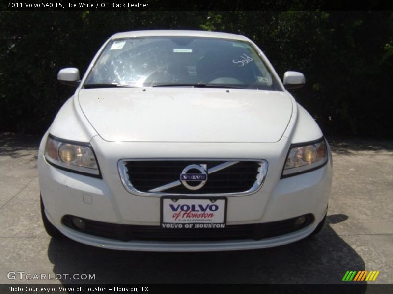 Ice White / Off Black Leather 2011 Volvo S40 T5