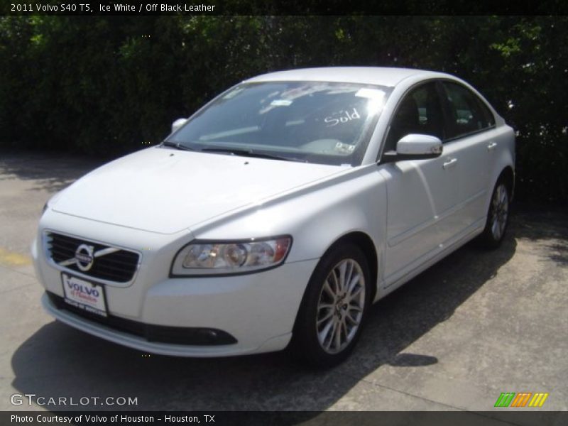 Ice White / Off Black Leather 2011 Volvo S40 T5