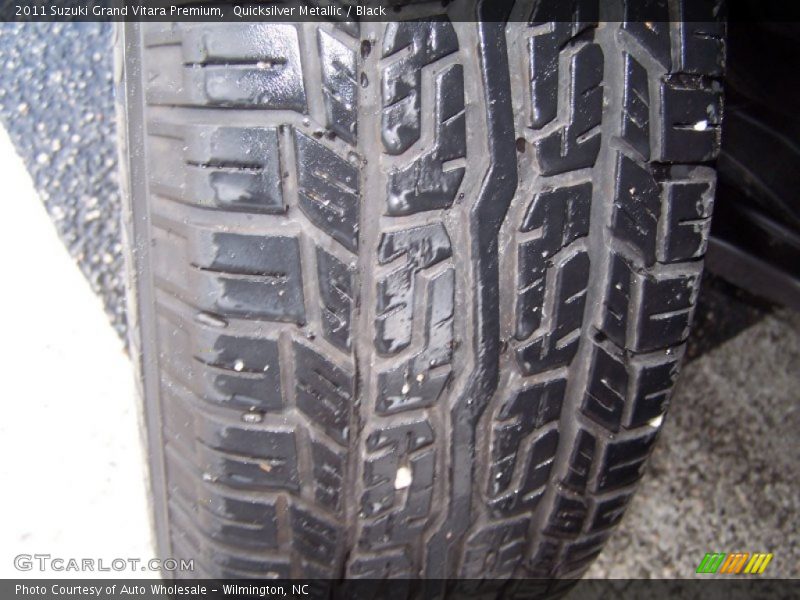 Quicksilver Metallic / Black 2011 Suzuki Grand Vitara Premium