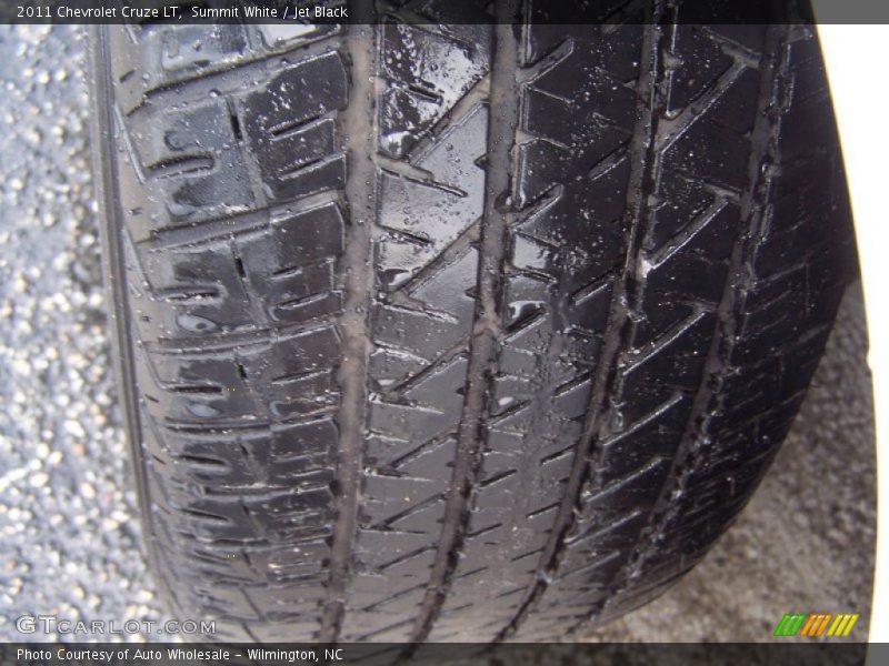 Summit White / Jet Black 2011 Chevrolet Cruze LT