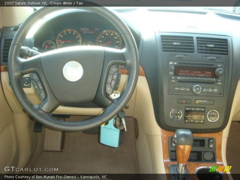 Cream White / Tan 2007 Saturn Outlook XR