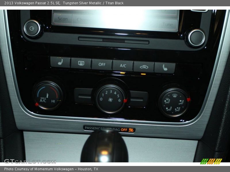Tungsten Silver Metallic / Titan Black 2013 Volkswagen Passat 2.5L SE