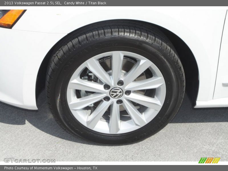 Candy White / Titan Black 2013 Volkswagen Passat 2.5L SEL