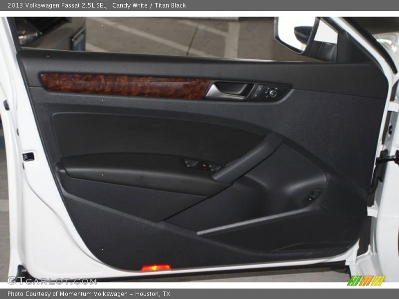 Candy White / Titan Black 2013 Volkswagen Passat 2.5L SEL