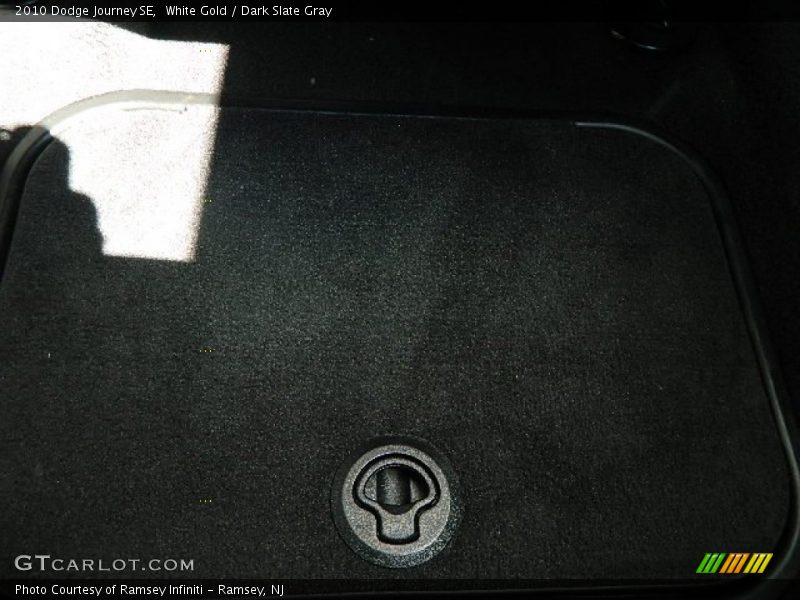 White Gold / Dark Slate Gray 2010 Dodge Journey SE