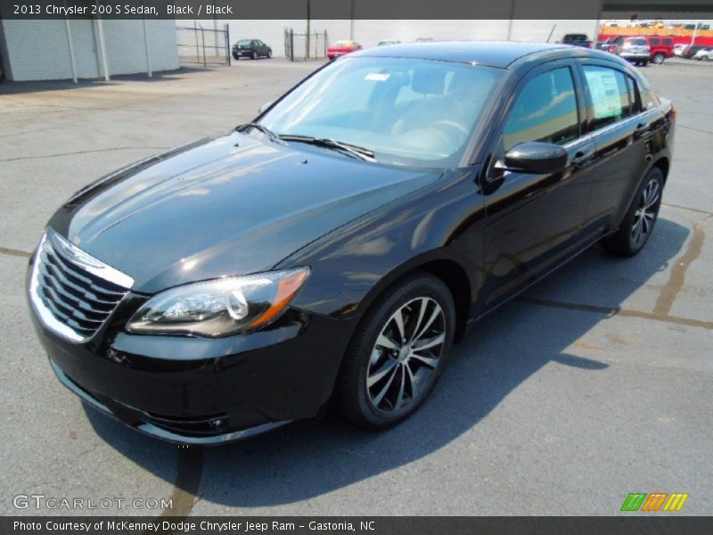 Front 3/4 View of 2013 200 S Sedan
