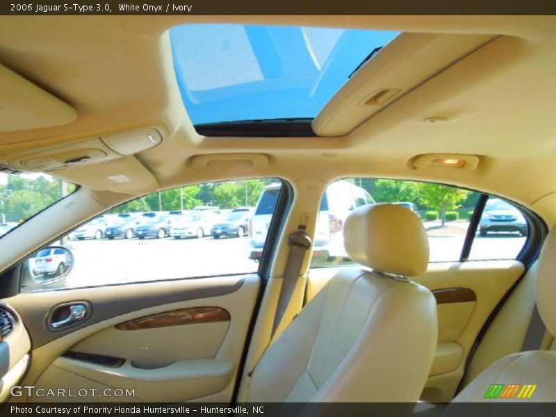 White Onyx / Ivory 2006 Jaguar S-Type 3.0