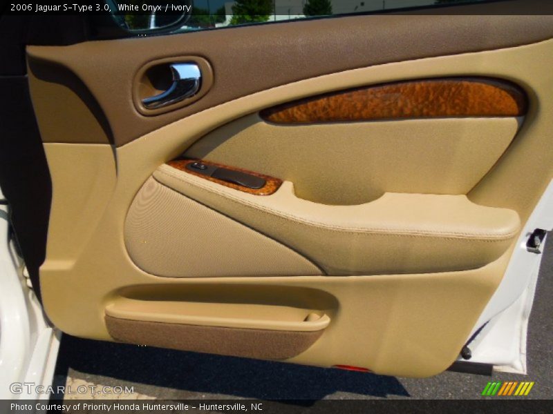 White Onyx / Ivory 2006 Jaguar S-Type 3.0