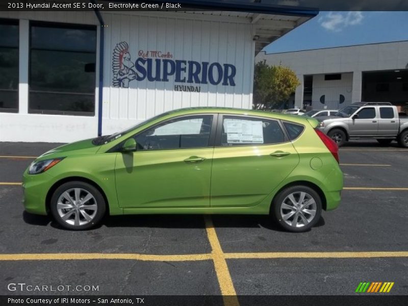 Electrolyte Green / Black 2013 Hyundai Accent SE 5 Door