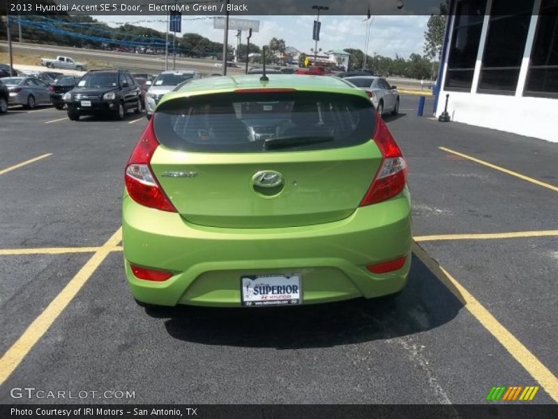 Electrolyte Green / Black 2013 Hyundai Accent SE 5 Door