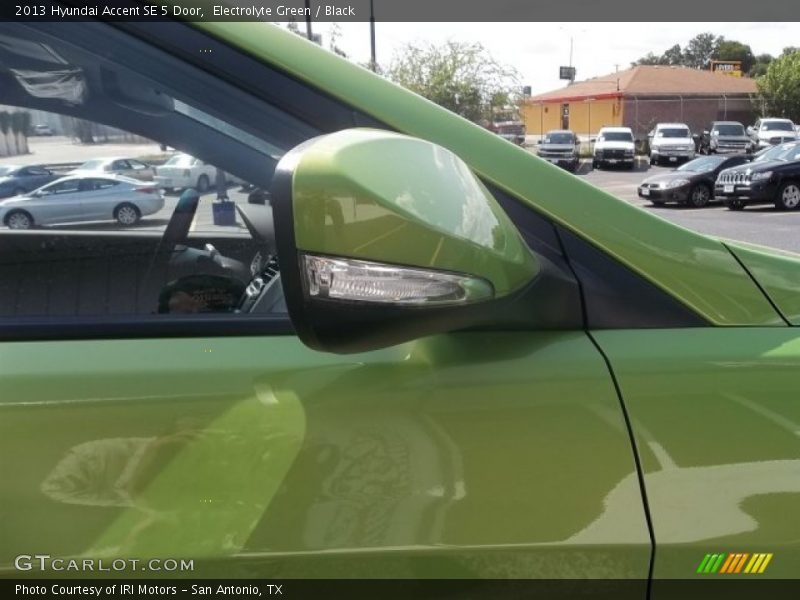 Electrolyte Green / Black 2013 Hyundai Accent SE 5 Door