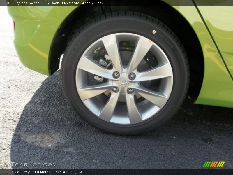 Electrolyte Green / Black 2013 Hyundai Accent SE 5 Door