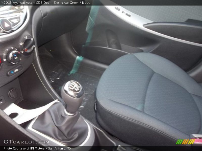 Electrolyte Green / Black 2013 Hyundai Accent SE 5 Door