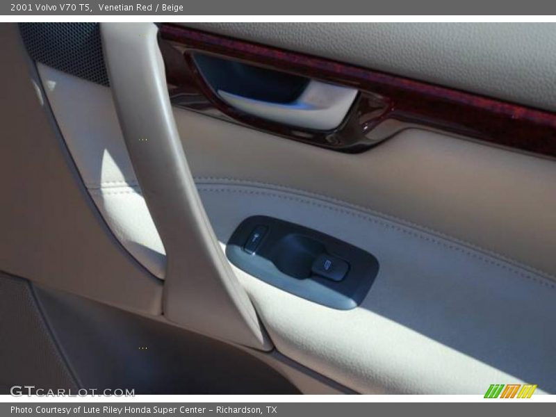 Venetian Red / Beige 2001 Volvo V70 T5