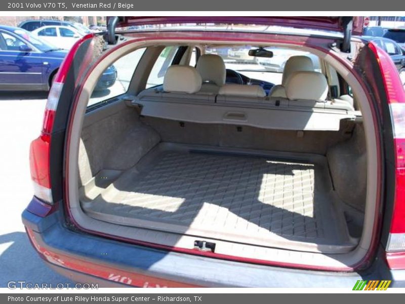Venetian Red / Beige 2001 Volvo V70 T5