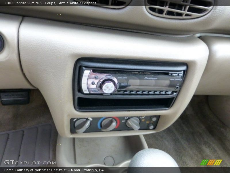 Arctic White / Graphite 2002 Pontiac Sunfire SE Coupe