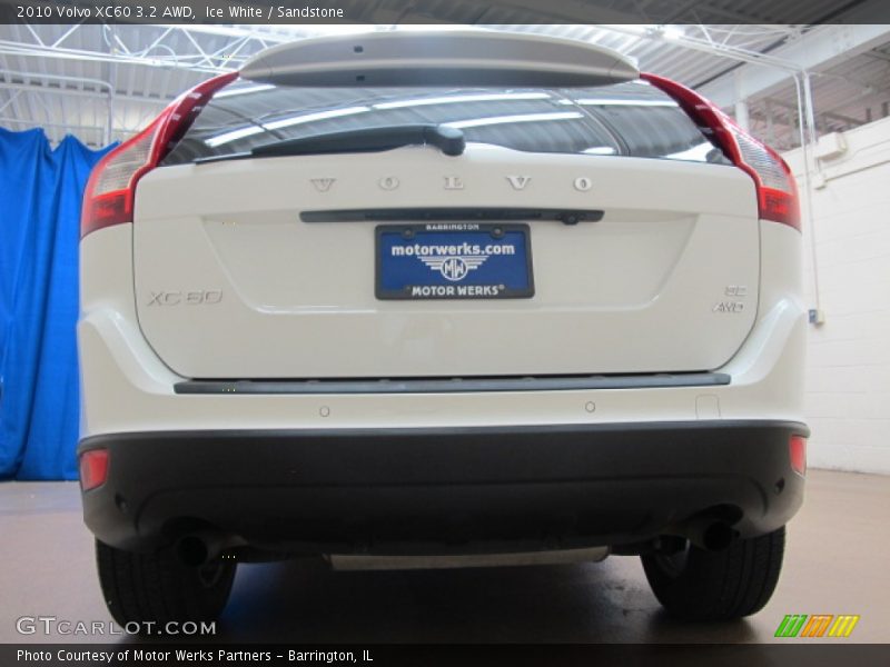 Ice White / Sandstone 2010 Volvo XC60 3.2 AWD