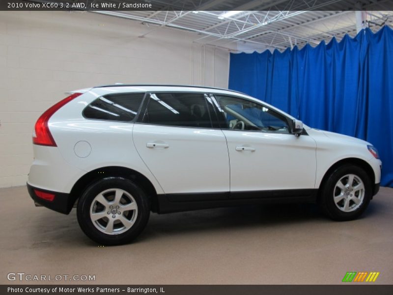 Ice White / Sandstone 2010 Volvo XC60 3.2 AWD