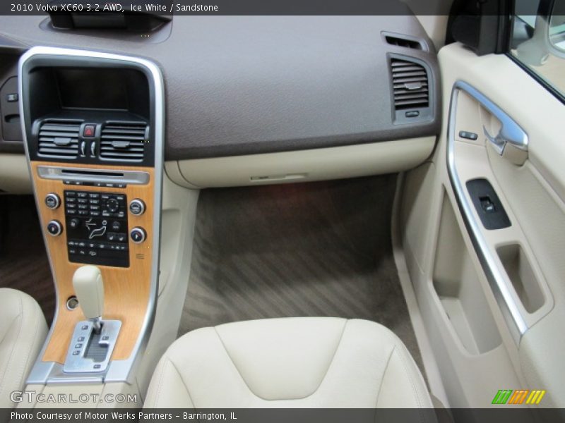 Ice White / Sandstone 2010 Volvo XC60 3.2 AWD