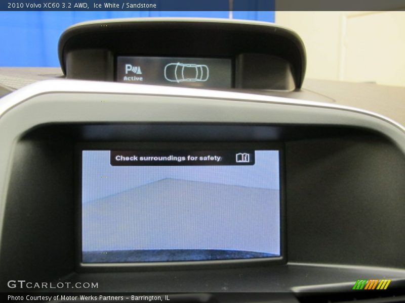 Ice White / Sandstone 2010 Volvo XC60 3.2 AWD