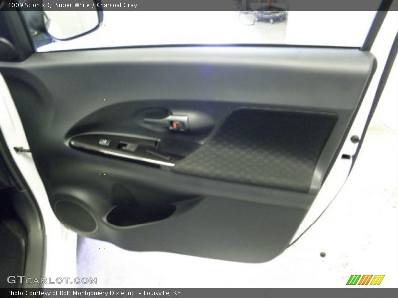 Super White / Charcoal Gray 2009 Scion xD