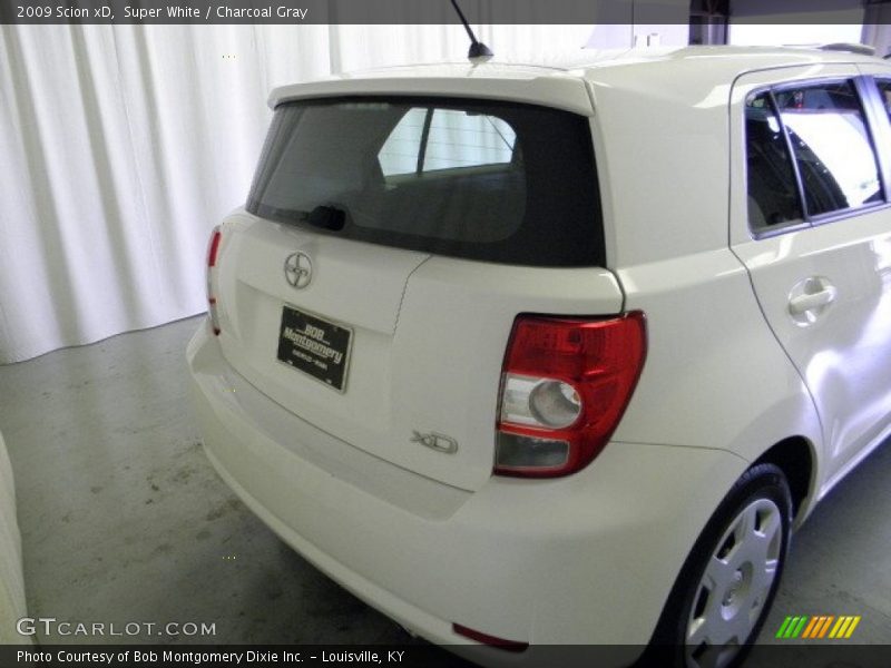 Super White / Charcoal Gray 2009 Scion xD