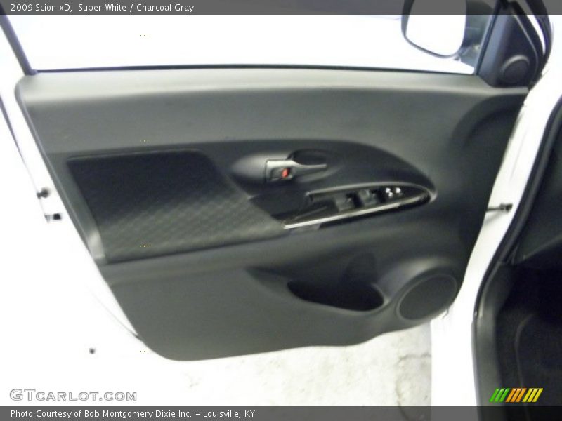 Super White / Charcoal Gray 2009 Scion xD