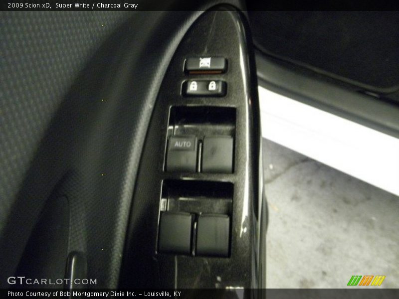 Super White / Charcoal Gray 2009 Scion xD