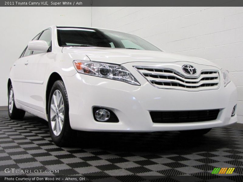 Super White / Ash 2011 Toyota Camry XLE