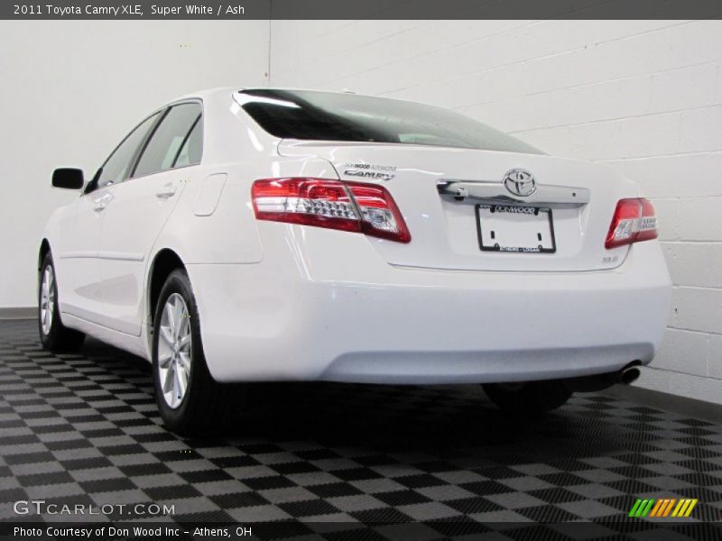 Super White / Ash 2011 Toyota Camry XLE