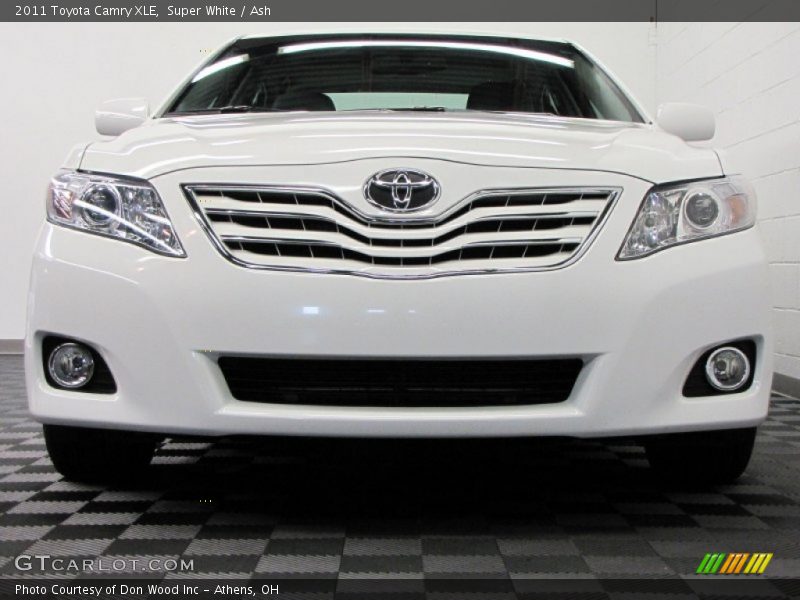 Super White / Ash 2011 Toyota Camry XLE