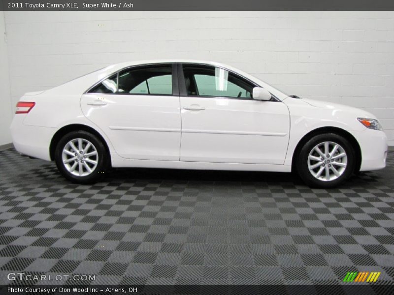 Super White / Ash 2011 Toyota Camry XLE