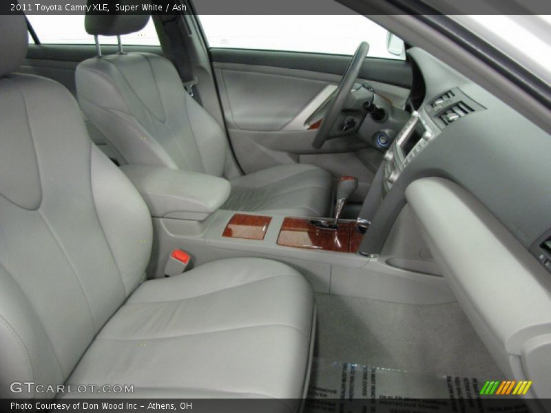 Super White / Ash 2011 Toyota Camry XLE