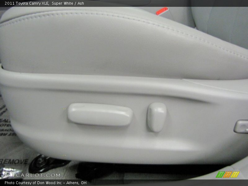Super White / Ash 2011 Toyota Camry XLE