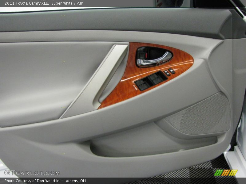 Super White / Ash 2011 Toyota Camry XLE