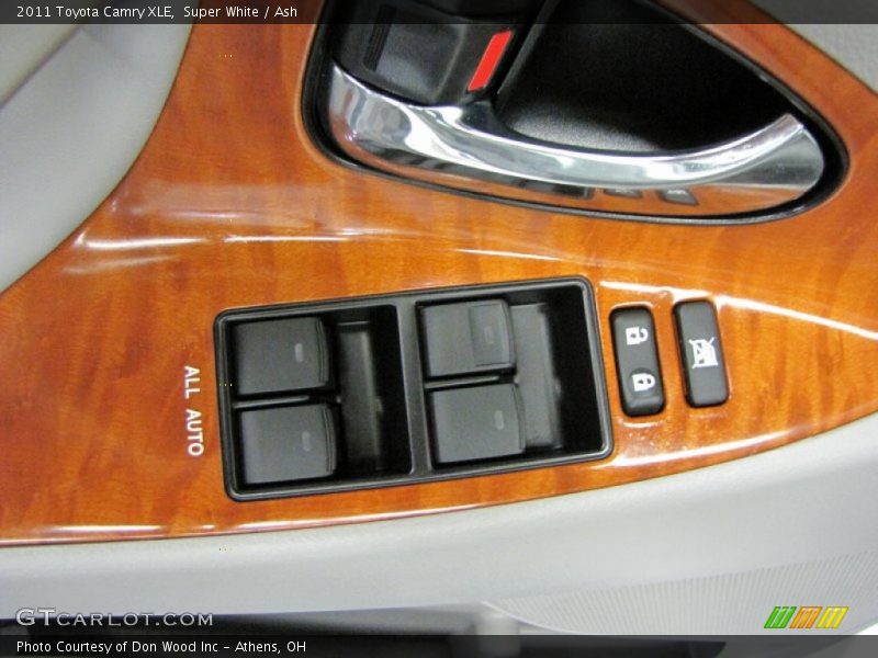 Super White / Ash 2011 Toyota Camry XLE