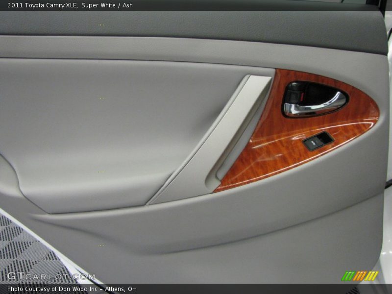 Super White / Ash 2011 Toyota Camry XLE