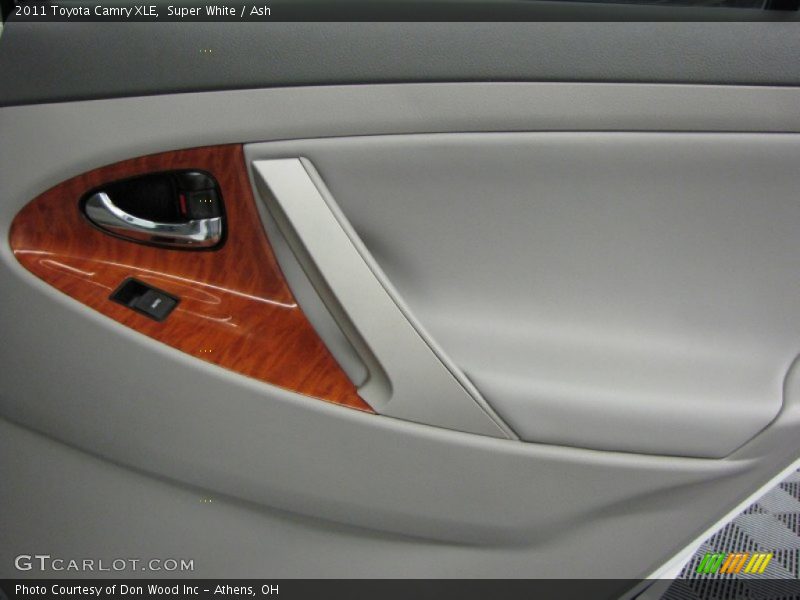 Super White / Ash 2011 Toyota Camry XLE